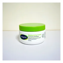 glowxin-cetaphil-moisturising-cream-3.webp